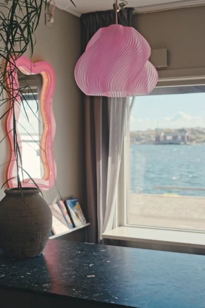 Interiör på Forma Salong med utsikt över havet