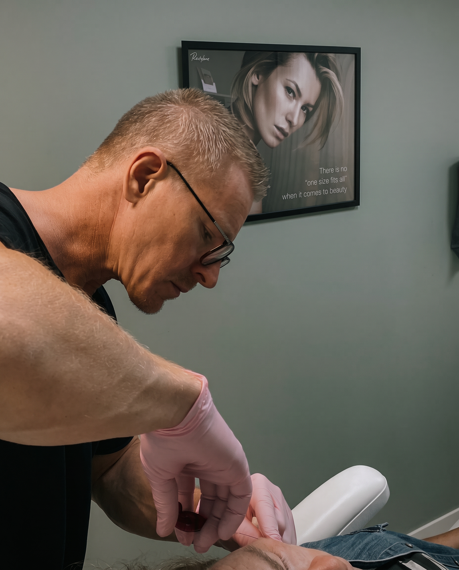 Dr. Johan Sampson utför en estetisk injektionsbehandling